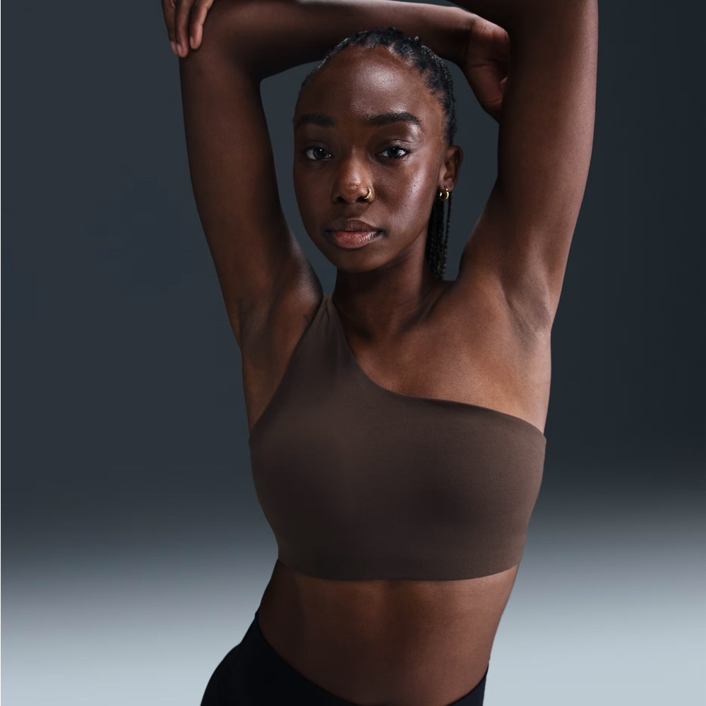NWT Nike Zenvy Asymmetrical
Women's Light-Support Padded Sports Bra
